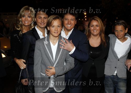 Amsterdam 2 november 2010
Rene Froger viert zijn 50e verjaardag met collega artiesten en vrienden in Carre.
Rene met Natasja Danny Natasja Didier Maxim en met zijn schoonmoeder Annemarie Bartels en zijn ex vrouw Jolanda.
Peter Smulders bv