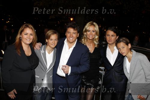 Amsterdam 2 november 2010
Rene Froger viert zijn 50e verjaardag met collega artiesten en vrienden in Carre.
Rene met Natasja Danny Natasja Didier Maxim en met zijn schoonmoeder Annemarie Bartels en zijn ex vrouw Jolanda.
Peter Smulders bv