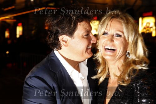 Amsterdam 2 november 2010
Rene Froger viert zijn 50e verjaardag met collega artiesten en vrienden in Carre.
Rene met Natasja Danny Natasja Didier Maxim en met zijn schoonmoeder Annemarie Bartels en zijn ex vrouw Jolanda.
Peter Smulders bv
