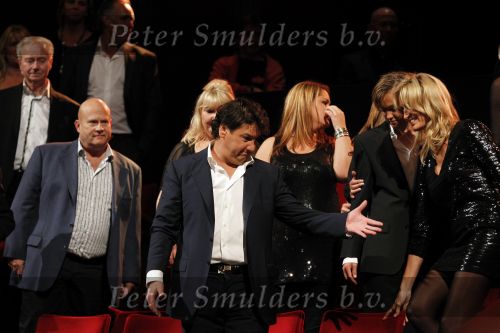 Amsterdam 2 november 2010
Rene Froger viert zijn 50e verjaardag met collega artiesten en vrienden in Carre.
Rene met Natasja Danny Natasja Didier Maxim en met zijn schoonmoeder Annemarie Bartels en zijn ex vrouw Jolanda.
Peter Smulders bv