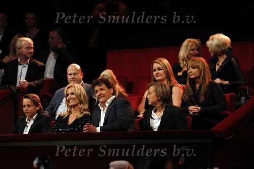 Amsterdam 2 november 2010
Rene Froger viert zijn 50e verjaardag met collega artiesten en vrienden in Carre.
Rene met Natasja Danny Natasja Didier Maxim en met zijn schoonmoeder Annemarie Bartels en zijn ex vrouw Jolanda.
Peter Smulders bv
