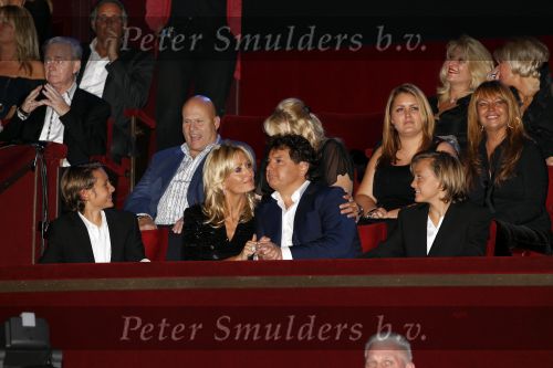 Amsterdam 2 november 2010
Rene Froger viert zijn 50e verjaardag met collega artiesten en vrienden in Carre.
Rene met Natasja Danny Natasja Didier Maxim en met zijn schoonmoeder Annemarie Bartels en zijn ex vrouw Jolanda.
Peter Smulders bv