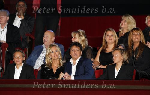 Amsterdam 2 november 2010
Rene Froger viert zijn 50e verjaardag met collega artiesten en vrienden in Carre.
Rene met Natasja Danny Natasja Didier Maxim en met zijn schoonmoeder Annemarie Bartels en zijn ex vrouw Jolanda.
Peter Smulders bv