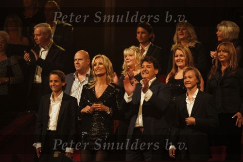Amsterdam 2 november 2010
Rene Froger viert zijn 50e verjaardag met collega artiesten en vrienden in Carre.
Rene met Natasja Danny Natasja Didier Maxim en met zijn schoonmoeder Annemarie Bartels en zijn ex vrouw Jolanda.
Peter Smulders bv