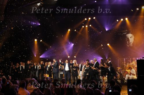 Amsterdam 2 november 2010
Rene Froger viert zijn 50e verjaardag met collega artiesten en vrienden in Carre.
oa Karin Bloemen Danny de Munk Ruth Jacoth Wesley Jeroen v d Boom Grant en Forsyth Thomas Berge Frans Bauer Linda de Mol Peter paul Muller Glennis GraceCarel Kraaijenhof en zoon Danny treden op. Caroline Tensen en Ron Brandsteder presenteren de avond.
Peter Smulders bv