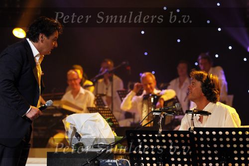 Amsterdam 2 november 2010
Rene Froger viert zijn 50e verjaardag met collega artiesten en vrienden in Carre.
oa Karin Bloemen Danny de Munk Ruth Jacoth Wesley Jeroen v d Boom Grant en Forsyth Thomas Berge Frans Bauer Linda de Mol Peter paul Muller Glennis GraceCarel Kraaijenhof en zoon Danny treden op. Caroline Tensen en Ron Brandsteder presenteren de avond.
Peter Smulders bv