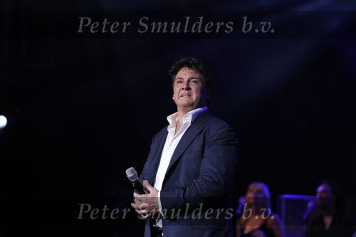 Amsterdam 2 november 2010
Rene Froger viert zijn 50e verjaardag met collega artiesten en vrienden in Carre.
oa Karin Bloemen Danny de Munk Ruth Jacoth Wesley Jeroen v d Boom Grant en Forsyth Thomas Berge Frans Bauer Linda de Mol Peter paul Muller Glennis GraceCarel Kraaijenhof en zoon Danny treden op. Caroline Tensen en Ron Brandsteder presenteren de avond.
Peter Smulders bv