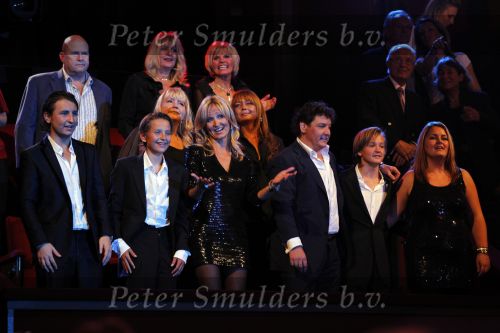 Amsterdam 2 november 2010
Rene Froger viert zijn 50e verjaardag met collega artiesten en vrienden in Carre.
Rene met Natasja Danny Natasja Didier Maxim en met zijn schoonmoeder Annemarie Bartels en zijn ex vrouw Jolanda.
Peter Smulders bv