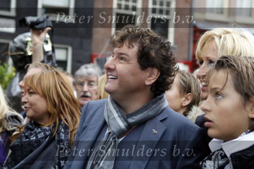Amsterdam 5 november 2010
Onthulling beeld Jan en Mien Froger op de elandsgracht op de 50e verjaardag van hun zoon Rene Froger. Aanwezig waren oa Rene Natasja Didier Maxim Danny Natasja en Charly Froger . Dominique Grant heeft het beeld gemaakt.
Peter Smulders bv