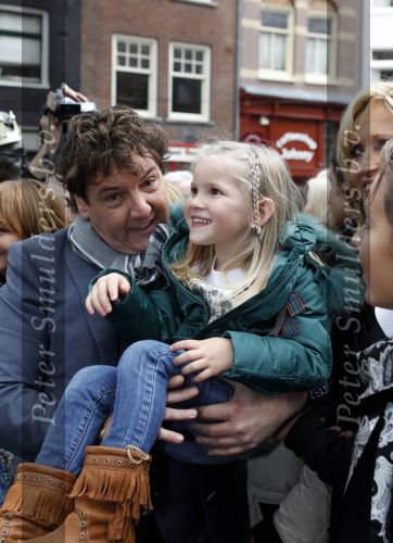 Amsterdam 5 november 2010
Onthulling beeld Jan en Mien Froger op de elandsgracht op de 50e verjaardag van hun zoon Rene Froger. Aanwezig waren oa Rene Natasja Didier Maxim Danny Natasja en Charly Froger . Dominique Grant heeft het beeld gemaakt.
Peter Smulders bv