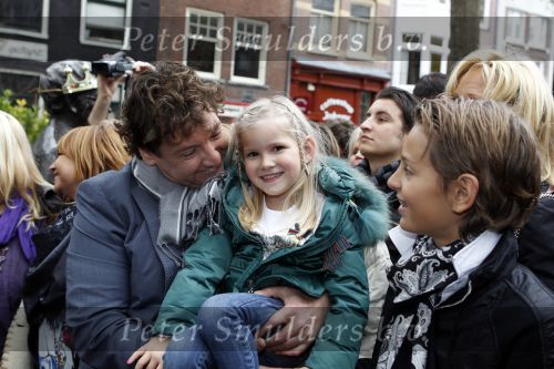 Amsterdam 5 november 2010
Onthulling beeld Jan en Mien Froger op de elandsgracht op de 50e verjaardag van hun zoon Rene Froger. Aanwezig waren oa Rene Natasja Didier Maxim Danny Natasja en Charly Froger . Dominique Grant heeft het beeld gemaakt.
Peter Smulders bv
