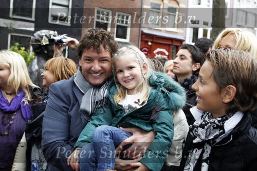 Amsterdam 5 november 2010
Onthulling beeld Jan en Mien Froger op de elandsgracht op de 50e verjaardag van hun zoon Rene Froger. Aanwezig waren oa Rene Natasja Didier Maxim Danny Natasja en Charly Froger . Dominique Grant heeft het beeld gemaakt.
Peter Smulders bv