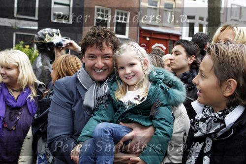 Amsterdam 5 november 2010
Onthulling beeld Jan en Mien Froger op de elandsgracht op de 50e verjaardag van hun zoon Rene Froger. Aanwezig waren oa Rene Natasja Didier Maxim Danny Natasja en Charly Froger . Dominique Grant heeft het beeld gemaakt.
Peter Smulders bv