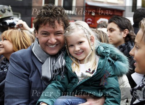 Amsterdam 5 november 2010
Onthulling beeld Jan en Mien Froger op de elandsgracht op de 50e verjaardag van hun zoon Rene Froger. Aanwezig waren oa Rene Natasja Didier Maxim Danny Natasja en Charly Froger . Dominique Grant heeft het beeld gemaakt.
Peter Smulders bv