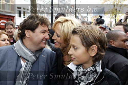 Amsterdam 5 november 2010
Onthulling beeld Jan en Mien Froger op de elandsgracht op de 50e verjaardag van hun zoon Rene Froger. Aanwezig waren oa Rene Natasja Didier Maxim Danny Natasja en Charly Froger . Dominique Grant heeft het beeld gemaakt.
Peter Smulders bv