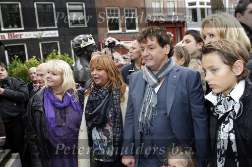 Amsterdam 5 november 2010
Onthulling beeld Jan en Mien Froger op de elandsgracht op de 50e verjaardag van hun zoon Rene Froger. Aanwezig waren oa Rene Natasja Didier Maxim Danny Natasja en Charly Froger . Dominique Grant heeft het beeld gemaakt.
Peter Smulders bv