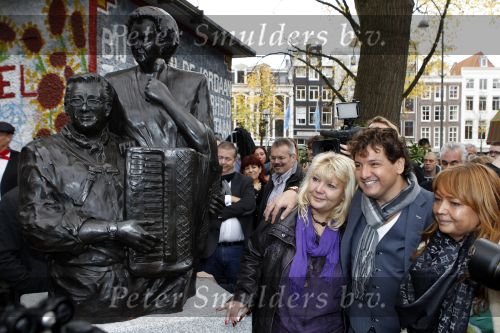 Amsterdam 5 november 2010
Onthulling beeld Jan en Mien Froger op de elandsgracht op de 50e verjaardag van hun zoon Rene Froger. Aanwezig waren oa Rene Natasja Didier Maxim Danny Natasja en Charly Froger . Dominique Grant heeft het beeld gemaakt. Ook de zussen van Rene zijn er natuurlijk bij
Peter Smulders bv