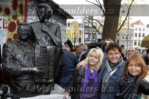Amsterdam 5 november 2010
Onthulling beeld Jan en Mien Froger op de elandsgracht op de 50e verjaardag van hun zoon Rene Froger. Aanwezig waren oa Rene Natasja Didier Maxim Danny Natasja en Charly Froger . Dominique Grant heeft het beeld gemaakt. Ook de zussen van Rene zijn er natuurlijk bij
Peter Smulders bv
