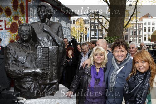 Amsterdam 5 november 2010
Onthulling beeld Jan en Mien Froger op de elandsgracht op de 50e verjaardag van hun zoon Rene Froger. Aanwezig waren oa Rene Natasja Didier Maxim Danny Natasja en Charly Froger . Dominique Grant heeft het beeld gemaakt. Ook de zussen van Rene zijn er natuurlijk bij
Peter Smulders bv