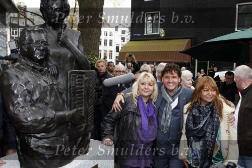 Amsterdam 5 november 2010
Onthulling beeld Jan en Mien Froger op de elandsgracht op de 50e verjaardag van hun zoon Rene Froger. Aanwezig waren oa Rene Natasja Didier Maxim Danny Natasja en Charly Froger . Dominique Grant heeft het beeld gemaakt. Ook de zussen van Rene zijn er natuurlijk bij
Peter Smulders bv