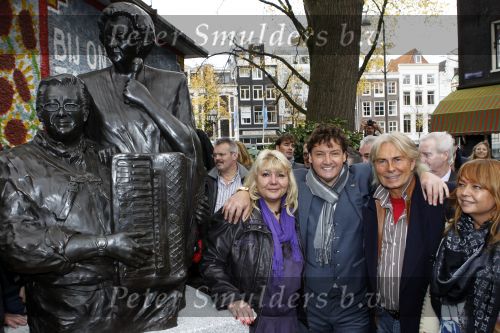 Amsterdam 5 november 2010
Onthulling beeld Jan en Mien Froger op de elandsgracht op de 50e verjaardag van hun zoon Rene Froger. Aanwezig waren oa Rene Natasja Didier Maxim Danny Natasja en Charly Froger . Dominique Grant heeft het beeld gemaakt. Ook de zussen van Rene zijn er natuurlijk bij
Peter Smulders bv