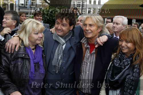 Amsterdam 5 november 2010
Onthulling beeld Jan en Mien Froger op de elandsgracht op de 50e verjaardag van hun zoon Rene Froger. Aanwezig waren oa Rene Natasja Didier Maxim Danny Natasja en Charly Froger . Dominique Grant heeft het beeld gemaakt. Ook de zussen van Rene zijn er natuurlijk bij
Peter Smulders bv
