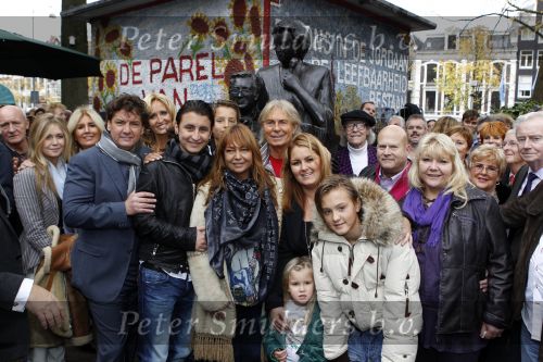 Amsterdam 5 november 2010
Onthulling beeld Jan en Mien Froger op de elandsgracht op de 50e verjaardag van hun zoon Rene Froger. Aanwezig waren oa Rene Natasja Didier Maxim Danny Natasja en Charly Froger . Dominique Grant heeft het beeld gemaakt. Ook de zussen van Rene zijn er natuurlijk bij
Peter Smulders bv