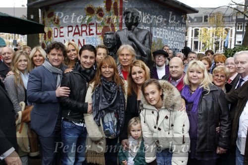 Amsterdam 5 november 2010
Onthulling beeld Jan en Mien Froger op de elandsgracht op de 50e verjaardag van hun zoon Rene Froger. Aanwezig waren oa Rene Natasja Didier Maxim Danny Natasja en Charly Froger . Dominique Grant heeft het beeld gemaakt. Ook de zussen van Rene zijn er natuurlijk bij
Peter Smulders bv