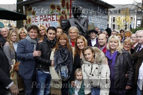 Amsterdam 5 november 2010
Onthulling beeld Jan en Mien Froger op de elandsgracht op de 50e verjaardag van hun zoon Rene Froger. Aanwezig waren oa Rene Natasja Didier Maxim Danny Natasja en Charly Froger . Dominique Grant heeft het beeld gemaakt. Ook de zussen van Rene zijn er natuurlijk bij
Peter Smulders bv