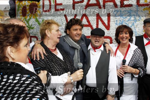 Amsterdam 5 november 2010
Onthulling beeld Jan en Mien Froger op de elandsgracht op de 50e verjaardag van hun zoon Rene Froger. Aanwezig waren oa Rene Natasja Didier Maxim Danny Natasja en Charly Froger . Dominique Grant heeft het beeld gemaakt. Ook de zussen van Rene zijn er natuurlijk bij
Peter Smulders bv