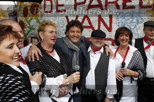 Amsterdam 5 november 2010
Onthulling beeld Jan en Mien Froger op de elandsgracht op de 50e verjaardag van hun zoon Rene Froger. Aanwezig waren oa Rene Natasja Didier Maxim Danny Natasja en Charly Froger . Dominique Grant heeft het beeld gemaakt. Ook de zussen van Rene zijn er natuurlijk bij
Peter Smulders bv