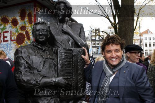 Amsterdam 5 november 2010
Onthulling beeld Jan en Mien Froger op de elandsgracht op de 50e verjaardag van hun zoon Rene Froger. Aanwezig waren oa Rene Natasja Didier Maxim Danny Natasja en Charly Froger . Dominique Grant heeft het beeld gemaakt.
Peter Smulders bv