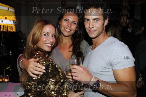 Amsterdam 6 november 2010
12 en een half jarig bestaan en presentatiie van het Buddha to Buddha boek in de supper club. Renee Vervoorn met kennis/vriend Guy en een vriendin
Peter Smulders bv