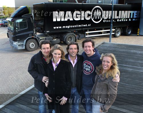 Helmond, 24 Oktober 2010
Fotosessie van de Familie Kazan
v.l.n.r.: Renzo Kazan, Mara Kazan, Oscar Kazan, Steven Kazan en Lara Kazan
Foto Peter Smulders BV