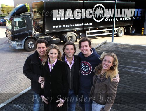 Helmond, 24 Oktober 2010
Fotosessie van de Familie Kazan
v.l.n.r.: Renzo Kazan, Mara Kazan, Oscar Kazan, Steven Kazan en Lara Kazan
Foto Peter Smulders BV