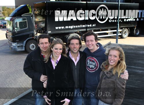 Helmond, 24 Oktober 2010
Fotosessie van de Familie Kazan
v.l.n.r.: Renzo Kazan, Mara Kazan, Oscar Kazan, Steven Kazan en Lara Kazan
Foto Peter Smulders BV