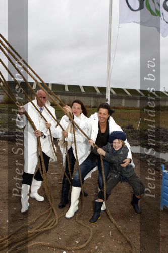 Amsterdam 4 november 2010
Rick Engelkes en Kruimeltje ( Joes Brauers) slaan de eerste paal voor het nieuwe pand van REP Rick Engelkes Productions.
Peter Smulders bv