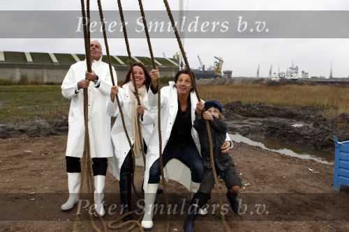 Amsterdam 4 november 2010
Rick Engelkes en Kruimeltje ( Joes Brauers) slaan de eerste paal voor het nieuwe pand van REP Rick Engelkes Productions.
Peter Smulders bv