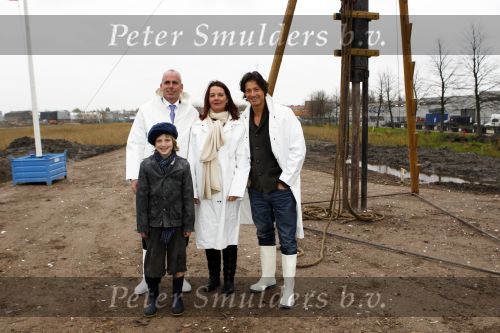 Amsterdam 4 november 2010
Rick Engelkes en Kruimeltje ( Joes Brauers) slaan de eerste paal voor het nieuwe pand van REP Rick Engelkes Productions.
Peter Smulders bv