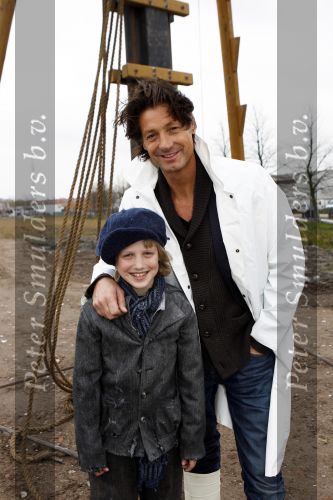 Amsterdam 4 november 2010
Rick Engelkes en Kruimeltje ( Joes Brauers) slaan de eerste paal voor het nieuwe pand van REP Rick Engelkes Productions.
Peter Smulders bv
