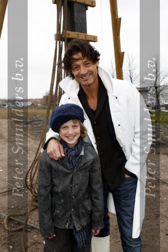 Amsterdam 4 november 2010
Rick Engelkes en Kruimeltje ( Joes Brauers) slaan de eerste paal voor het nieuwe pand van REP Rick Engelkes Productions.
Peter Smulders bv