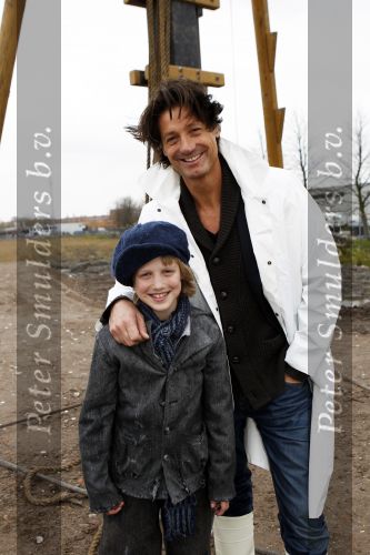 Amsterdam 4 november 2010
Rick Engelkes en Kruimeltje ( Joes Brauers) slaan de eerste paal voor het nieuwe pand van REP Rick Engelkes Productions.
Peter Smulders bv