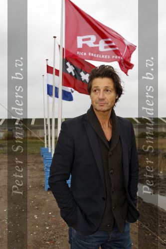 Amsterdam 4 november 2010
Rick Engelkes en Kruimeltje ( Joes Brauers) slaan de eerste paal voor het nieuwe pand van REP Rick Engelkes Productions.
Peter Smulders bv