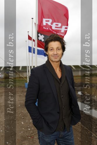 Amsterdam 4 november 2010
Rick Engelkes en Kruimeltje ( Joes Brauers) slaan de eerste paal voor het nieuwe pand van REP Rick Engelkes Productions.
Peter Smulders bv