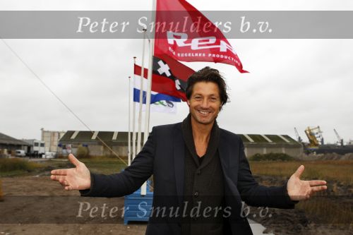 Amsterdam 4 november 2010
Rick Engelkes en Kruimeltje ( Joes Brauers) slaan de eerste paal voor het nieuwe pand van REP Rick Engelkes Productions.
Peter Smulders bv