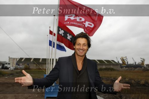 Amsterdam 4 november 2010
Rick Engelkes en Kruimeltje ( Joes Brauers) slaan de eerste paal voor het nieuwe pand van REP Rick Engelkes Productions.
Peter Smulders bv