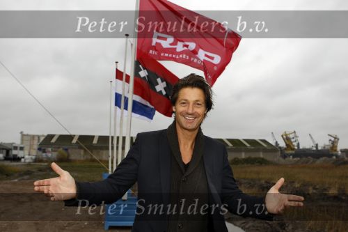 Amsterdam 4 november 2010
Rick Engelkes en Kruimeltje ( Joes Brauers) slaan de eerste paal voor het nieuwe pand van REP Rick Engelkes Productions.
Peter Smulders bv