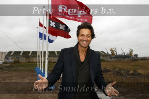 Amsterdam 4 november 2010
Rick Engelkes en Kruimeltje ( Joes Brauers) slaan de eerste paal voor het nieuwe pand van REP Rick Engelkes Productions.
Peter Smulders bv