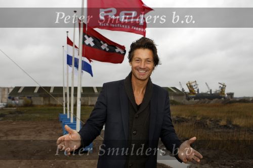 Amsterdam 4 november 2010
Rick Engelkes en Kruimeltje ( Joes Brauers) slaan de eerste paal voor het nieuwe pand van REP Rick Engelkes Productions.
Peter Smulders bv