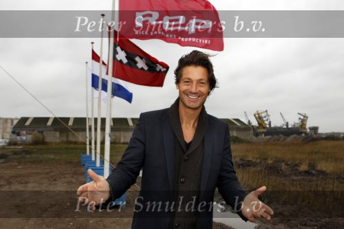 Amsterdam 4 november 2010
Rick Engelkes en Kruimeltje ( Joes Brauers) slaan de eerste paal voor het nieuwe pand van REP Rick Engelkes Productions.
Peter Smulders bv